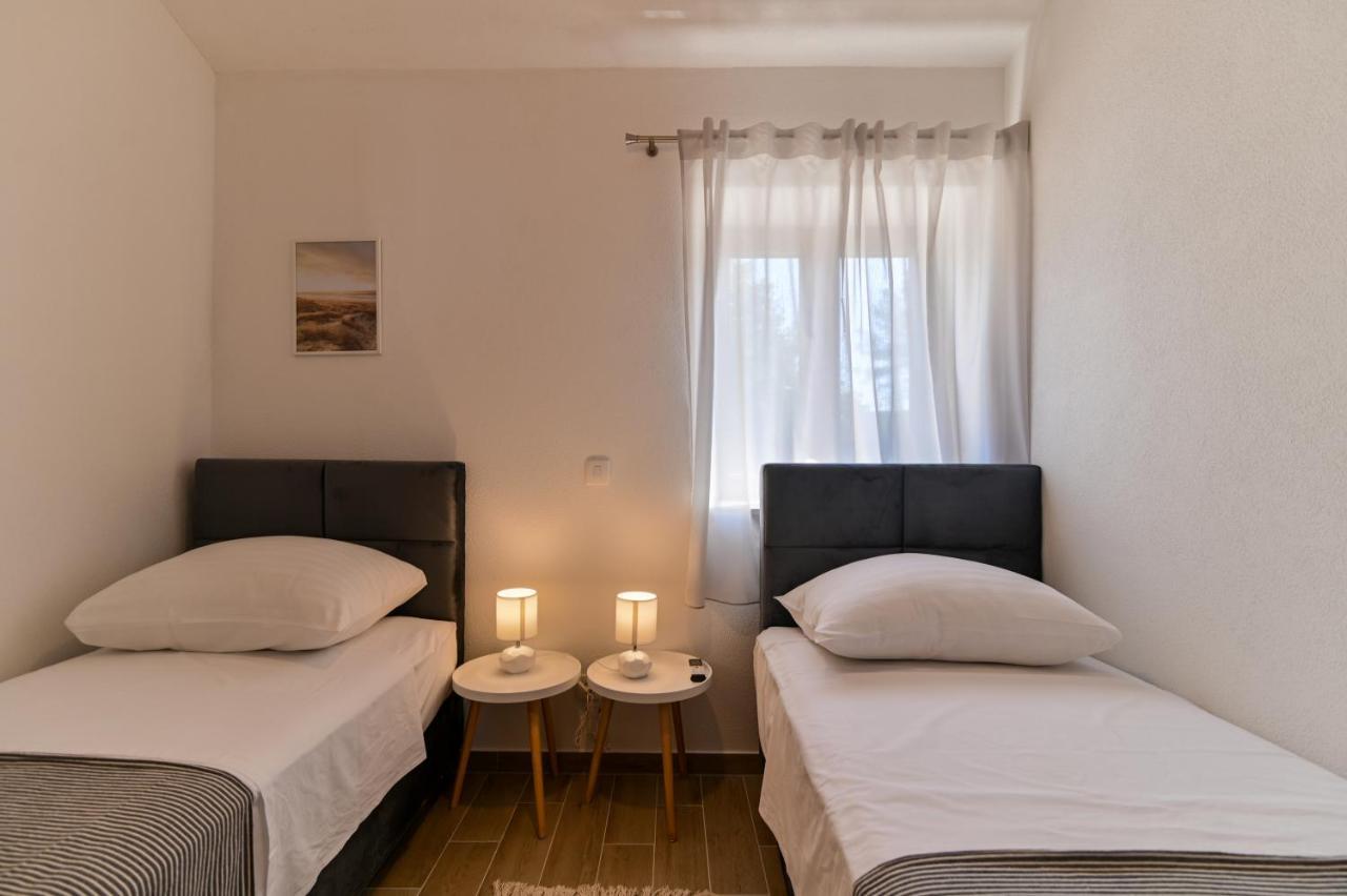 Villa Rudini With Heated Pool Okrug Gornji Exterior foto