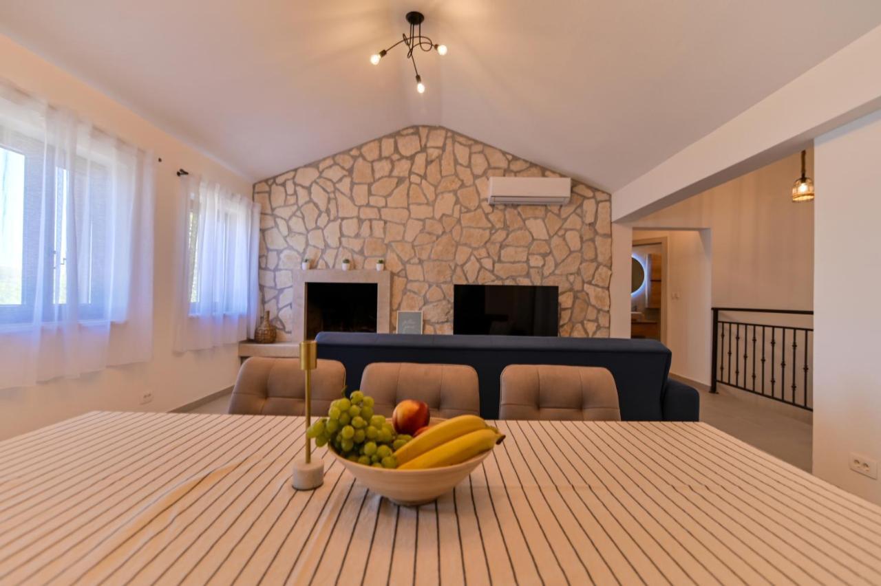 Villa Rudini With Heated Pool Okrug Gornji Exterior foto